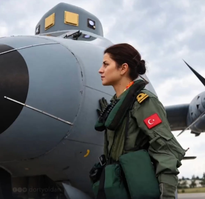 ILK KADIN PILOT OLDU